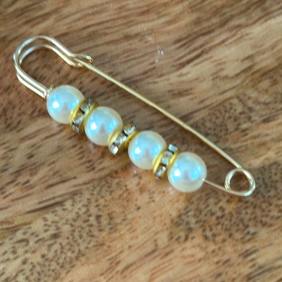 FREE!!! OVERSIZED - 2 INCH - SAFETY PIN WITH FAUX PEARLS & GOLD CRYSTAL ACCENTS - Picture 1 of 1